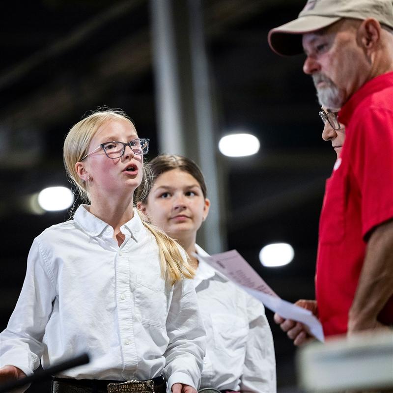 Charlotte Johnson, Shawano, Wis., makes her sales pitch to the judge during the Team Sales contest at the 2026 National Junior Angus Show.