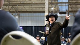 Angus Regional Manager, Jeff Mafi, accepts a bid at the 2026 National Angus Bull Sale.