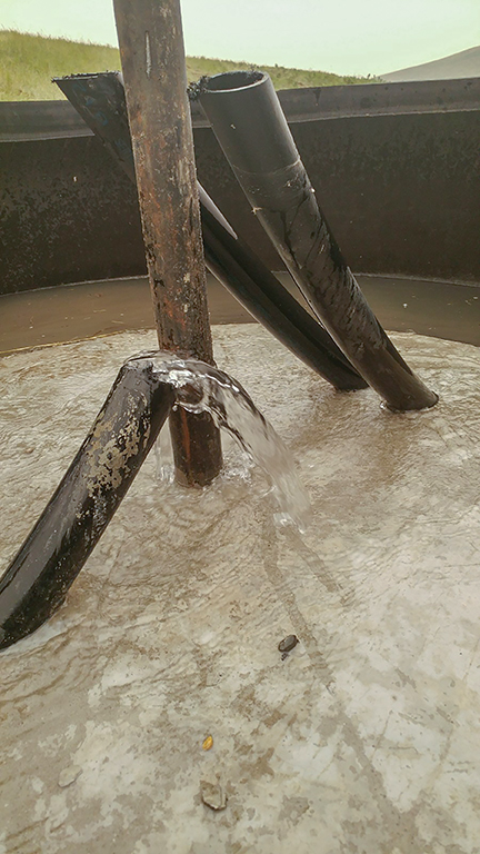 To provide water in winter, Gerald Vandervalk uses a tire trough with water coming up through the bottom and two overflow pipes carrying it away. Even in very cold weather, the constant water movement and volume keeps some surface area open.
