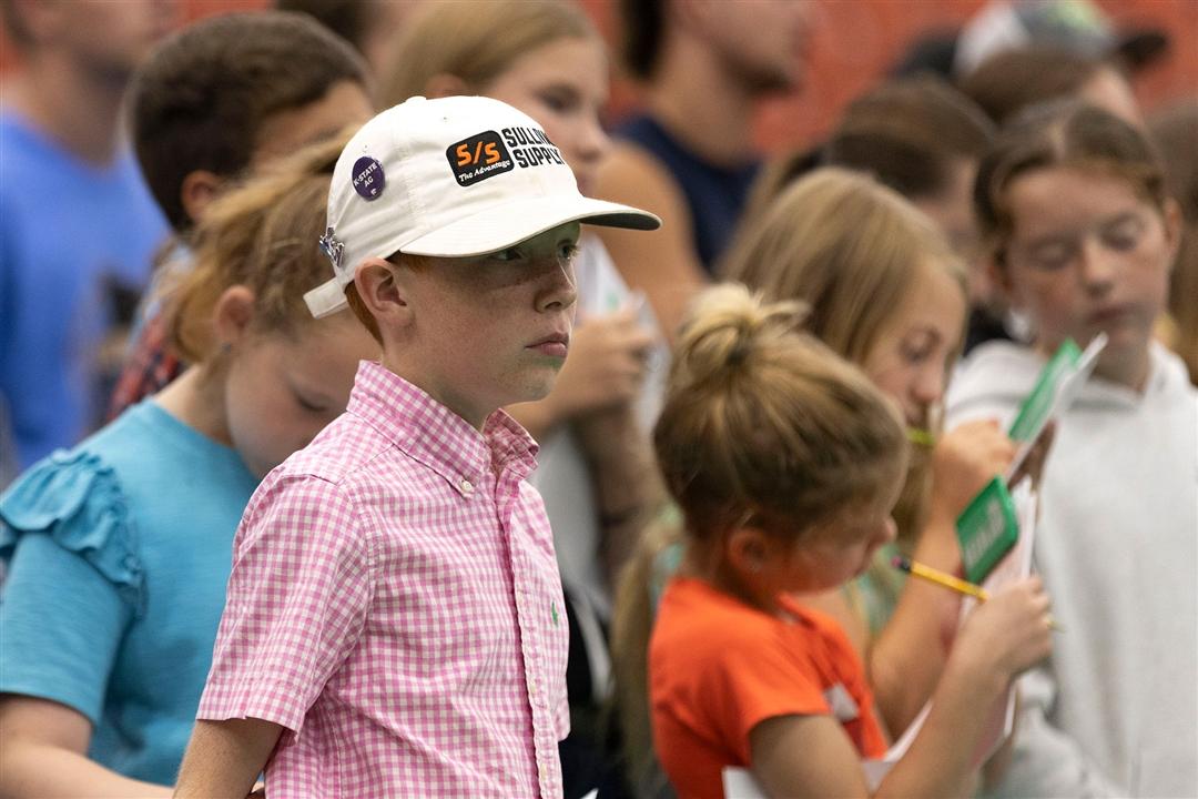 Drew McCurry of Hutchinson, Kan. analyzes a class of heifers during the judging contest at the 2026 National Junior Angus Show. The judging contest is one of three contests which juniors compete in to earn the Minix Stokman Award.
