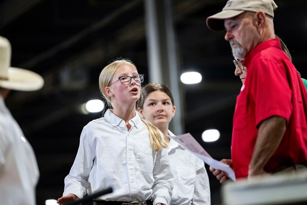 Charlotte Johnson, Shawano, Wis., makes her sales pitch to the judge during the Team Sales contest at the 2026 National Junior Angus Show.