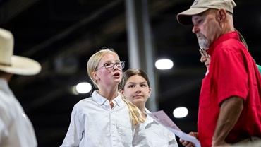Charlotte Johnson, Shawano, Wis., makes her sales pitch to the judge during the Team Sales contest at the 2026 National Junior Angus Show.