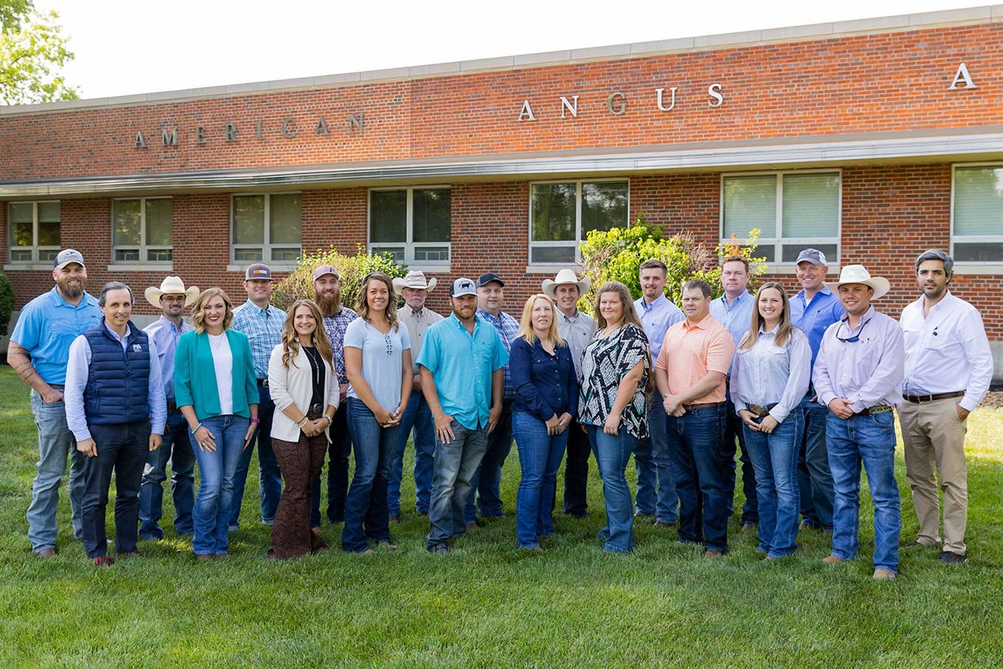 Twenty-one Beef Leaders Institute members stand in front of the American Angus Association 