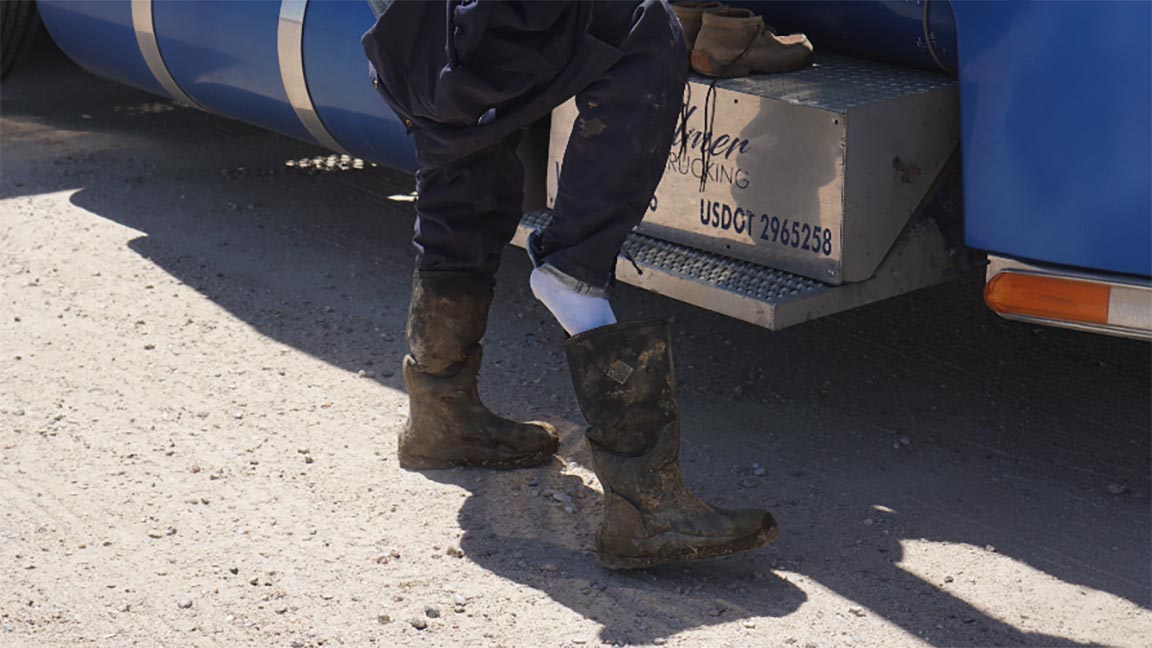 Practicing biosecurity takes a few extra minutes, but it is important for protecting U.S. agriculture. [Photo by National BQA Program.]