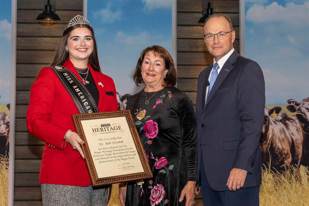 Dr. Robert Totusek’s daughter, Darla Totusek Flanagan, accepted Totusek’s plaque in honor of his posthumous induction into the Angus Heritage Foundation at the 2025 Angus Convention on Nov. 1.    